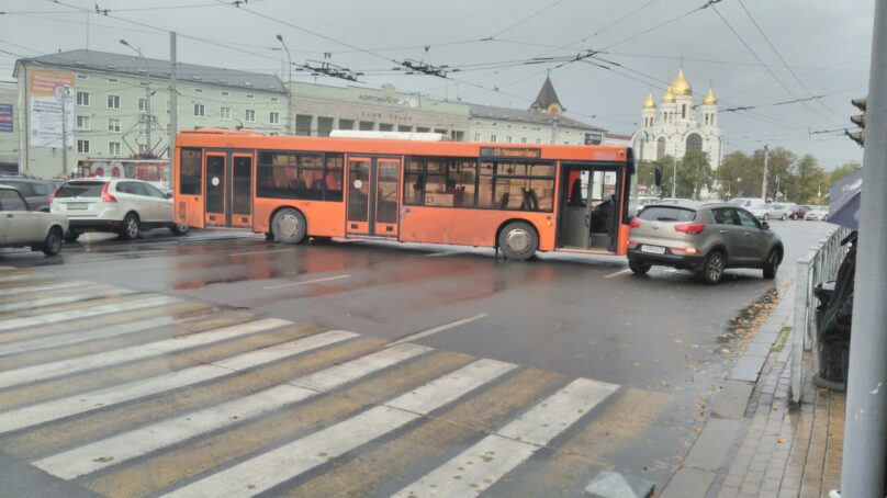 В Калининграде на площади Победы пассажирский автобус столкнулся с легковушкой