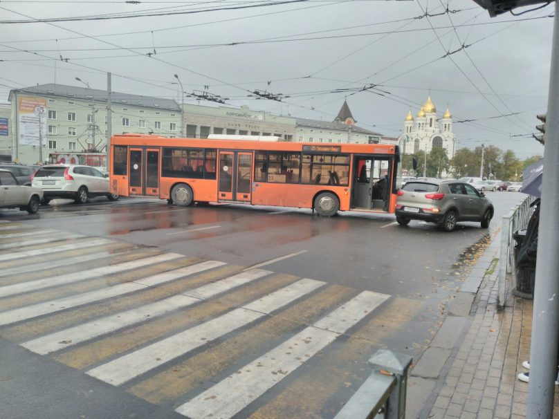 В Калининграде на площади Победы пассажирский автобус столкнулся с легковушкой