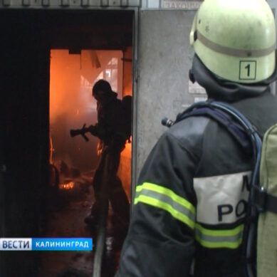 На улице Краснокаменной в Калининграде потушили крупный пожар