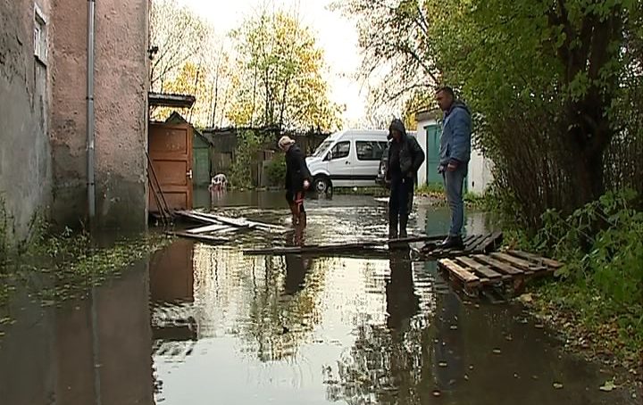 В Калининграде из-за ливней затопило первые этажи домов на улице Краснокаменная