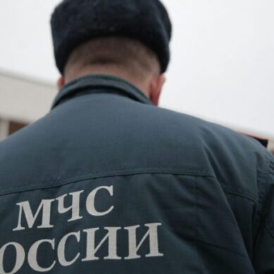 Под Гурьевском сотрудники МЧС спасли двух человек, попавших в аварию