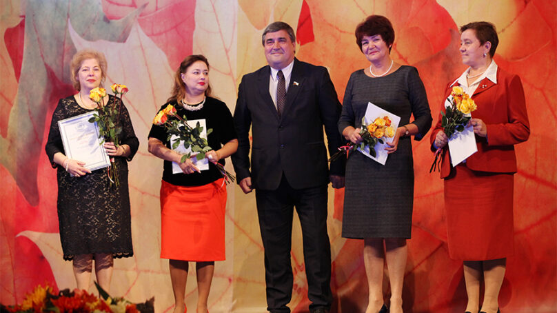 В День учителя шесть педагогов в Калининграде получили сертификаты на 200 тыс. руб