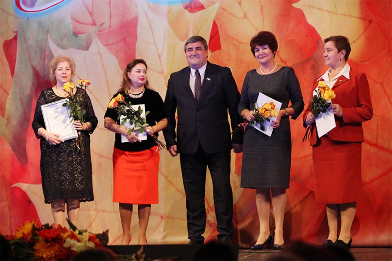 В День учителя шесть педагогов в Калининграде получили сертификаты на 200 тыс. руб