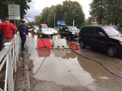 Очевидцы: Глубокую яму на дороге на ул.Дзержинского засыпали