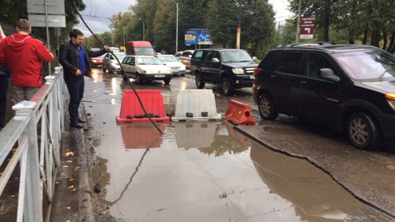 «Суровые лужи на дорогах»: В «дорожном бассейне» на Дзержинского пробили колеса несколько машин
