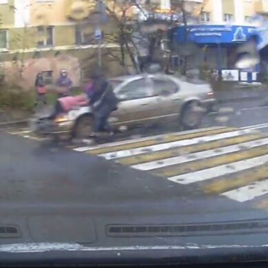 Опубликовано видео ДТП на улице Театральной. Пятилетнюю девочку сбила машина