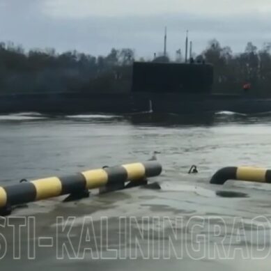 В судоходном канале Калининграда замечена подводная лодка
