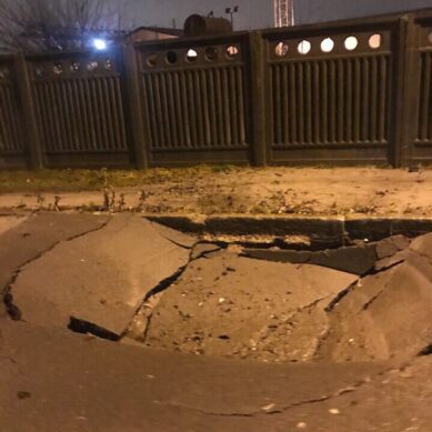 На ул. Железнодорожной  в Калининграде после потопа провалился асфальт