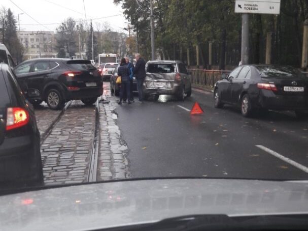 В Калининграде из-за ДТП у Драмтеатра парализовано движение
