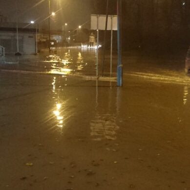 Улицу Железнодорожную в Калининграде затопило канализационными водами