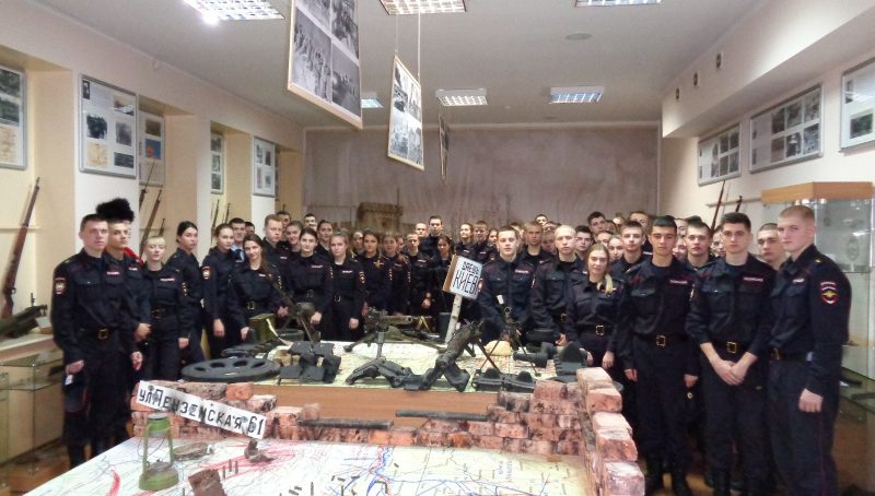 Первокурсники полицейского вуза Калининграда посетили легендарный Музей оружия