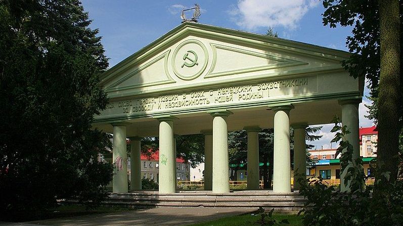 В Польше готовится первый иск против сноса мавзолея красноармейцев