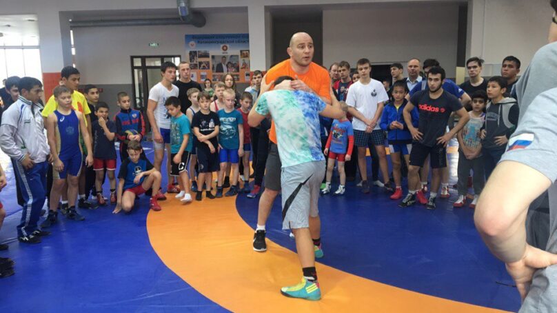 В Калининграде прошёл мастер-класс двукратного чемпиона мира по вольной борьбе Артура Таймазова