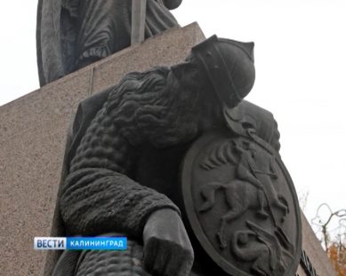 В Литве разразился скандал вокруг скульптурной композиции с побежденным русским богатырем