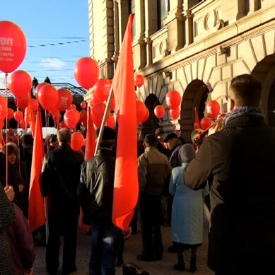 Кадры шествия в честь Октябрьской революции в Калининграде