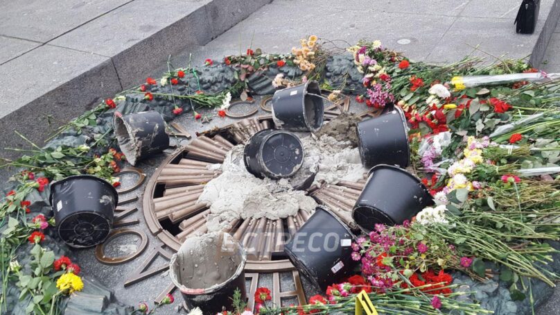 В центре Киева зацементировали Вечный огонь
