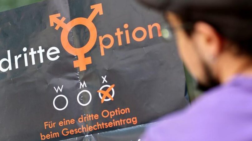 Германия официально вводит третий пол