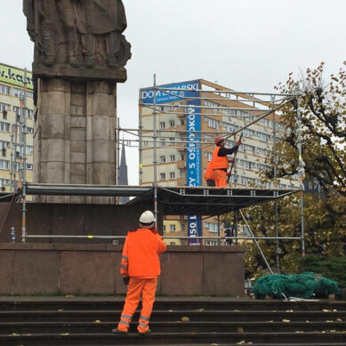 «Нужно выяснить, кто вы на самом деле?»: Съёмочную группу «Вестей» не пустили к памятнику Красной армии в Щецине