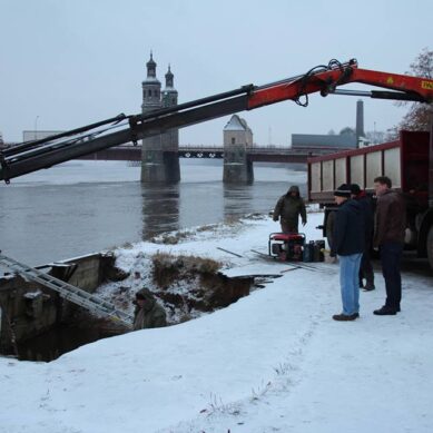 В Советске у моста королевы Луизы начали ликвидировать огромную яму на набережной