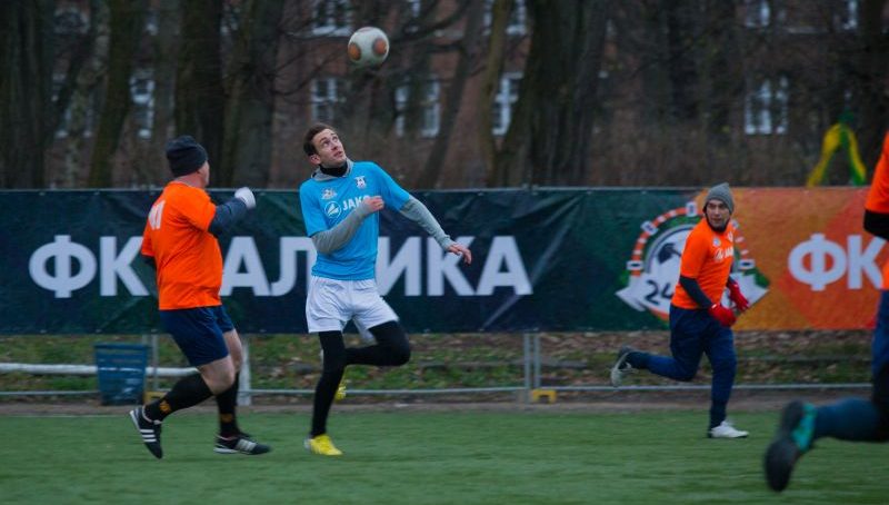 В Калининграде 600 человек почти сутки играют в футбол