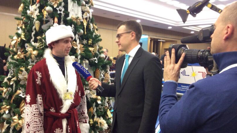 Калининградский журналист, нарядившийся Дедом Морозом, произвёл фурор на пресс-конференции Путина