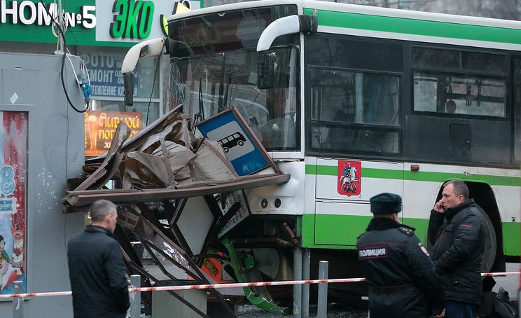 В Москве автобус врезался в остановку: погибли 2 человека