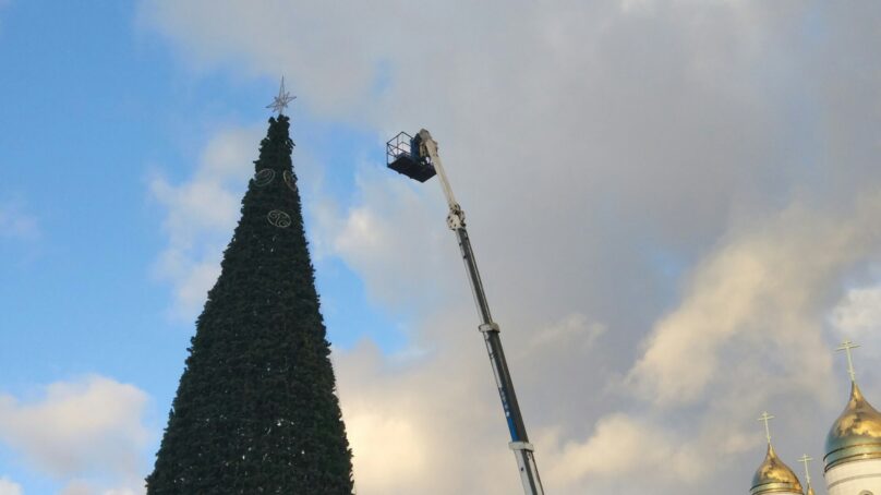 На площади Победы начали украшать новогоднюю ёлку