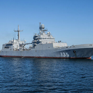Большой десантный корабль «Иван Грен» провёл погрузку боевой техники