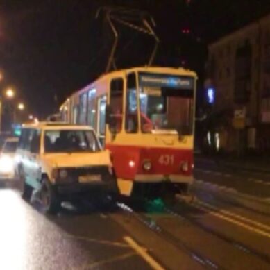 В Калининграде внедорожник на полном ходу врезался в трамвай
