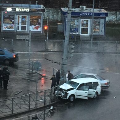 ДТП в Калининграде: две иномарки пробили металлическое заграждение тротуара