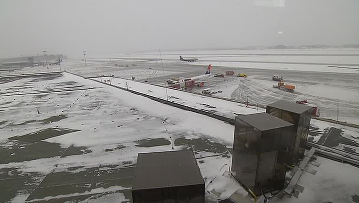 Из-за снегопада в Москве отменяются авиарейсы