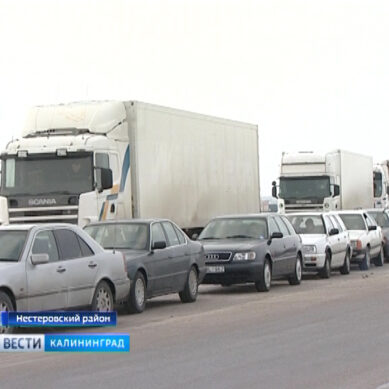 Водители фур застряли в очереди на границе Чернышевское-Кибартай