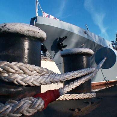 В Калининграде на фрегате «Адмирал Макаров» подняли Андреевский флаг