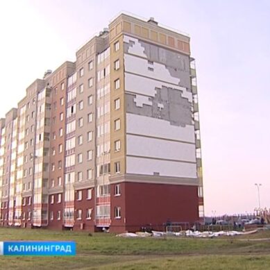 Сильный ветер оторвал фасад новостройки на улице Левитана в Калининграде