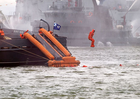 Военные провели учения по спасению горящего судна в Балтийском море