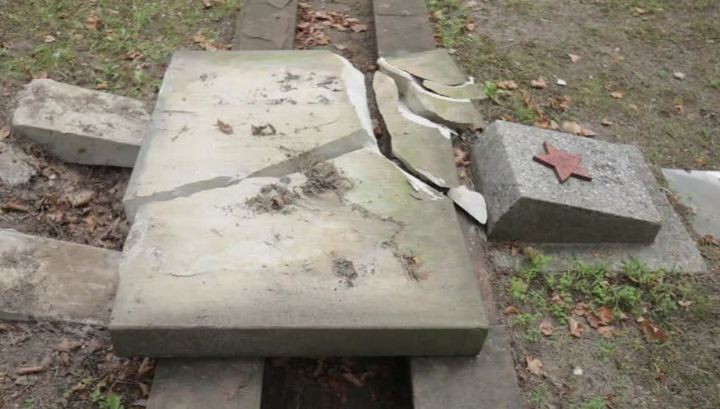 На Украине вандалы повредили памятник советским солдатам