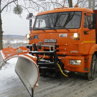 102 единицы техники убирали снег с дорог в Калининградской области