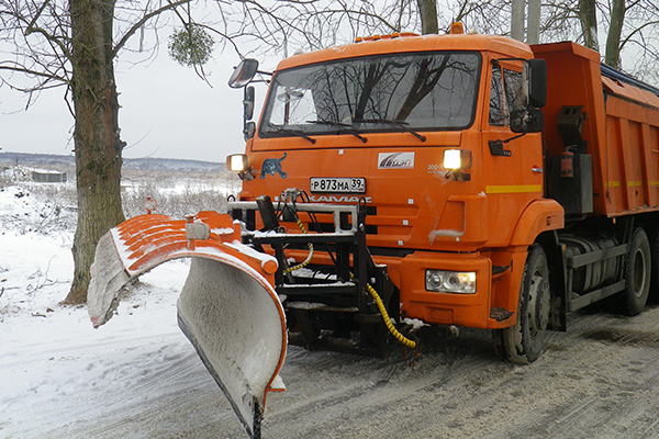 102 единицы техники убирали снег с дорог в Калининградской области