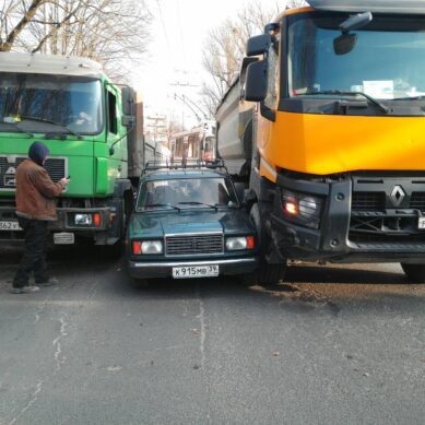 В Калининграде «Жигули» оказались зажатыми между двумя грузовиками