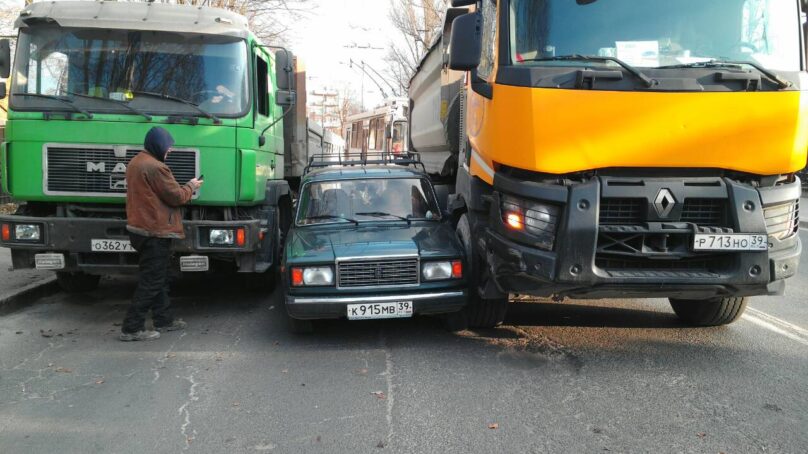 В Калининграде «Жигули» оказались зажатыми между двумя грузовиками