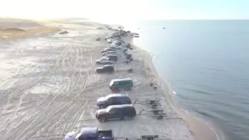 Глава Янтарного заснял на видео более 70 внедорожников на пляже