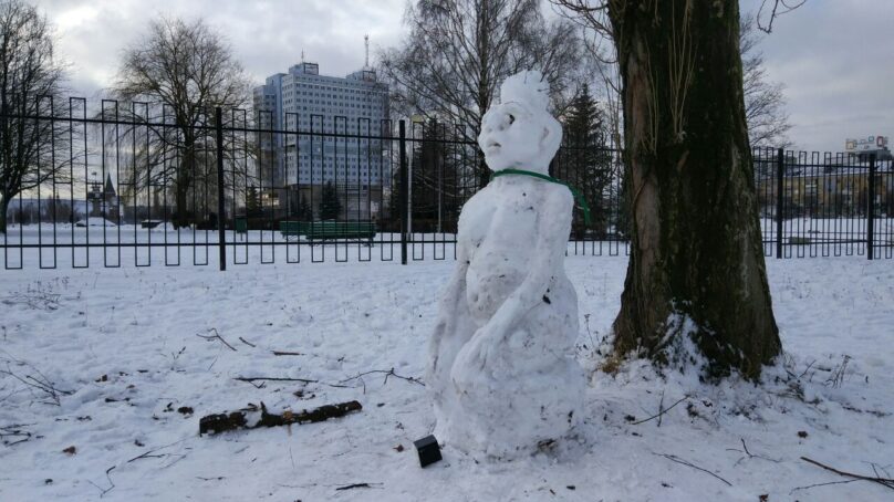 Калининградцы бросились лепить снеговиков. Истосковались по ноздреватому снегу