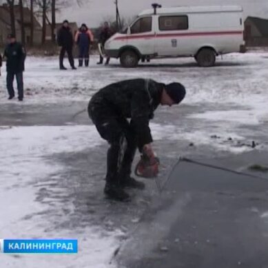 В Черняховском районе спасатели ломают лёд, пытаясь найти пропавшего мальчика