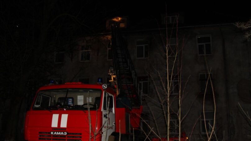 Выгорела крыша и лопнули все стёкла: в Калининграде огонь объял «Жигули»