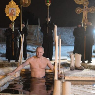 Путин окунулся в прорубь на озере Селигер во время крещенских купаний