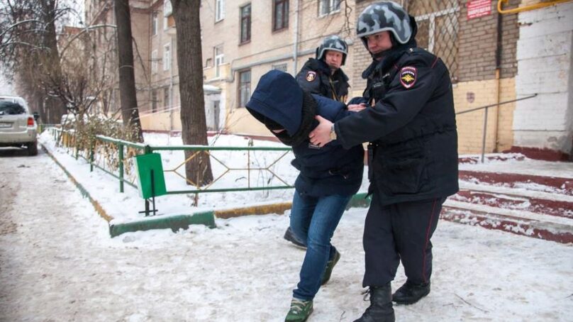 В Калининграде росгвардейцы задержали двоих мужчин, напавших с ножом на женщину.