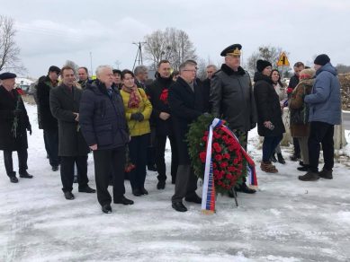 Калининградцы почтили память генерала Черняховского в Польше