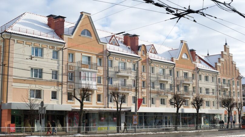 В Калининграде «ганзейскую» хрущёвку обновили пластиковым балконом
