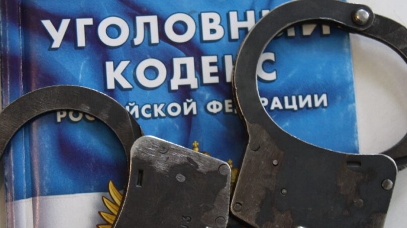 В Калининграде у спавшего в подъезде мужчины украли часы и мобильник