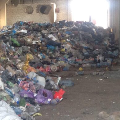 Токсичный мусор из заброшенного здания под Правдинском так никто и не убрал